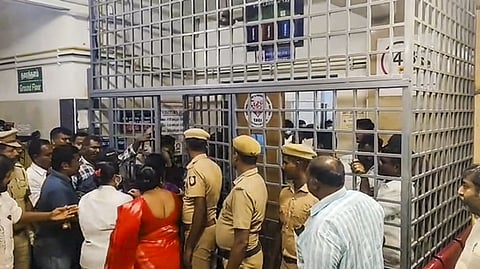 படுகாயமடைந்தவர்கள் அனுமதிக்கப்பட்டிருந்த மருத்துவமனைக்கு வெளியே...