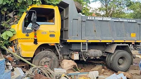  ராஜபாளையம் அருகே சேத்தூரில் இறைச்சிக் கடைக்குள் புகுந்த  லாரி.