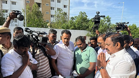 கரூர் கூட்ட நெரிசலில் பாதிக்கப்பட்டவர்களை சந்தித்து ஆறுதல் தெரிவித்த இபிஎஸ். 