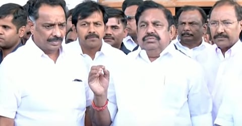 கரூர் கூட்ட நெரிசலில் சிக்கியவர்களை சந்தித்து ஆறுதல் தெரிவித்த இபிஎஸ். 