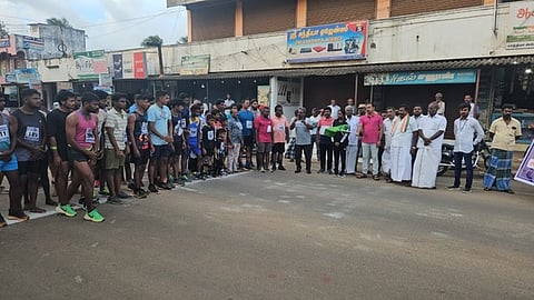  ஓட்டப் போட்டியை கொடியசைத்து தொடக்கிவைத்த ஆட்சியா் ஏ.கே. கமல்கிஷோா்.  உடன், ராணி ஸ்ரீகுமாா் எம்பி.
