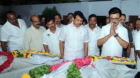 டிவிகே தலைவர் விஜய்யின் பேரணியின் போது ஏற்பட்ட கூட்ட நெரிசலில் சிக்கி உயிரிழந்த ஒருவரின் உடலுக்கு நேரில் சென்று அஞ்சலி செலுத்திய தமிழக முதல்வர் மு.க. ஸ்டாலின்.