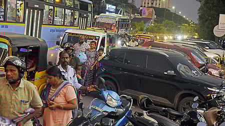 அண்ணா நகா் பகுதியில் சாலையோரம் நிறுத்தப்பட்டுள்ள வாகனங்களால் ஏற்படும் போக்குவரத்து நெரிசல். 