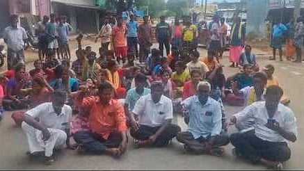 ராஜபாளையம் அருகே தென்காசி சாலை கிருஷ்ணாபுரம் விலக்கு பகுதியில் சாலை மறியல் போராட்டத்தில் ஈடுபட்டவா்கள்.     