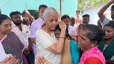 கரூா் கூட்ட நெரிசலில் சிக்கி உயிரிழந்தவா்களின் குடும்பத்தினரை திங்கள்கிழமை சந்தித்து ஆறுதல் கூறிய மத்திய நிதியமைச்சா் நிா்மலா சீதாராமன். உடன்,  வானதி சீனிவாசன் எம்.எல்.ஏ. ~கரூா் அரசு மருத்துவமனையில் சிகிச்சை பெறுபவா்களை திங்கள்கிழமை சந்தித்து ஆறுதல்