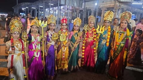திருத்தணி முருகன் கோயிலில் நவராத்திரி விழாவையொட்டி அம்மன் வேடம் அணிந்து நாட்டியம் ஆடிய மாணவிகள்.