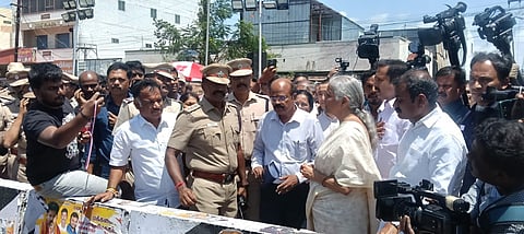 கரூர் வேலுசாமிபுரத்தில் நெரிசல் நடைபெற்ற இடத்தை பார்வையிட்டு ஆய்வு செய்கிறார் மத்திய நிதித்துறை அமைச்சர் நிர்மலா சீதாராமன் மற்றும் மத்திய அமைச்சர் எல் முருகன் உள்ளிட்டோர்.