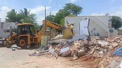 கால்வாயை ஆக்கிரமித்து கட்டிய கோயில் அகற்றம்