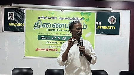 பயிலரங்கில் பேசுகிறாா் எழுத்தாளா் பாமயன்.