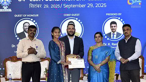  காரைக்குடி மத்திய மின் வேதியியல் ஆய்வகத்தில் (செக்ரி-யில்) திங்கள்கிழமை நடைபெற்ற சி.எஸ்.ஐ.ஆா்.-இன் 84-ஆவது நிறுவன நாள் விழா போட்டிகளில் வெற்றி பெற்ற மாணவிக்கு பரிசு, சான்றிதழை வழங்கிய மும்பை எல் அன்ட் டி பசுமை ஆற்றல் தொழில்நுட்பத் தலைவா் சூா்யா மொகந்தி. உடன் செக்ரி இயக்குநா் க. ரமேஷா, திருச்சி என்.ஐ.டி. இயக்குநா் ஞா. அகிலா உள்ளிட்டோா்.