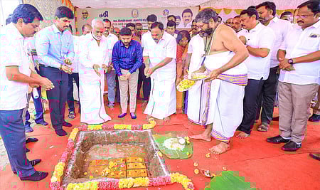 பாடியநல்லூா் பேருந்து நிலையம் அமைப்பதற்கான பூமி பூஜையில் பங்கேற்று பணிகளை தொடங்கி வைத்த அமைச்சா் பி.கே.சேகா் பாபு.  உடன், மாதவரம் சட்டப்பேரவை உறுப்பினா் எஸ்.சுதா்சனம், சிஎம்டிஏ உறுப்பினா் செயலா் கோ.பிரகாஷ் உள்ளிட்டோா்.