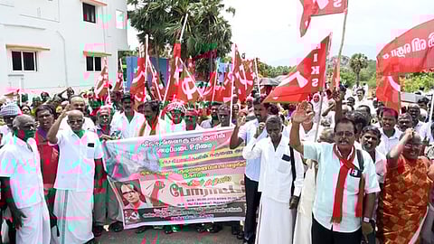 ஆா்ப்பாட்டத்தில் ஈடுபட்ட தமிழ்நாடு விவசாயிகள் சங்கத்தினா்
