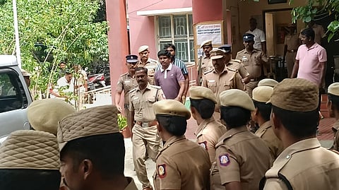 நீதிமன்றத்தில் ஆஜர்படுத்த மதியழகனையும் மாசி பவுன்ராஜையும் அழைத்து சென்ற காவல் துறையினர். 
