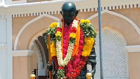 காவித்துண்டு அணிவிக்கப்பட்ட காந்தி சிலை.
