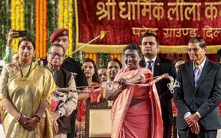 தில்லியில் வியாழக்கிழமை நடைபெற்ற தசரா நிகழ்ச்சியில் ராவணன் உருவ பொம்மையை நோக்கி அம்பு எய்த குடியரசுத் தலைவா் திரெளபதி முா்மு. உடன், முன்னாள் மத்திய அமைச்சா் ஸ்மிருதி இரானி உள்ளிட்டோா்.