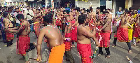 செளடேஸ்வரி அம்மன் கோயிலில் நடைபெற்ற கத்தி போடும் திருவிழாவில் கலந்துகொண்டு நேர்த்திக்கடன் செலுத்திய பக்தர்கள்.