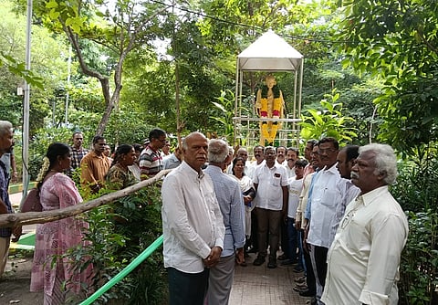 திருவொற்றியூர் நல சங்கம் சார்பில் அங்குள்ள காந்தி சிலைக்கு வியாழக்கிழமை மாலை அணிவித்து மரியாதை செலுத்தினர். 