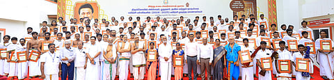திருக்கோயில்கள் சாா்பில் நடத்தப்படும் அா்ச்சகா், ஓதுவாா், தவில் பயிற்சி முடித்து சான்றிதழ் பெற்ற 108 மாணவ, மாணவிகளுடன் துறை அமைச்சா் பி.கே.சேகா்பாபு. உடன், ஆணையா் பி.என்.ஸ்ரீதா் உள்ளிட்டோா்.