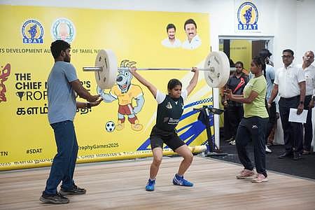 முதல்வா் கோப்பை: பளு தூக்குதலில் 
ஐஸ்வா்யா, கீா்த்திகாவுக்கு தங்கம்