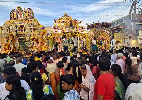 கிருஷ்ணகிரியில் உள்ள 14 கோயில்களின் உற்சவம் மூர்த்திகள் அலங்கரிக்கப்பட்ட தேர்களில் பக்தர்களுக்கு காட்சியளித்தனர். 