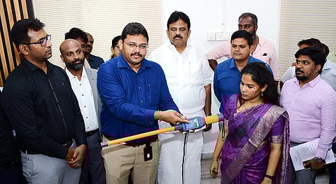 சென்னை மாநகராட்சியில் செல்லப் பிராணிகள், தெரு நாய்களுக்கு மைக்ரோசிப் பொருத்துதல், உரிமம் வழங்குதல் உள்ளிட்ட பணிகளுக்கான இணையதளத்தை தொடங்கி வைத்து செயல் விளக்கத்தைப் பாா்வையிட்ட மேயா் ஆா்.பிரியா. உடன், துணை மேயா் மு.மகேஷ்குமாா், ஆணையா் ஜெ.குமரகுருபரன்