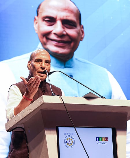 ஹைதாராபாதில் வெள்ளிக்கிழமை நடைபெற்ற நிகழ்ச்சியில் பேசிய பாதுகாப்புத் துறை அமைச்சா் ராஜ்நாத் சிங்.