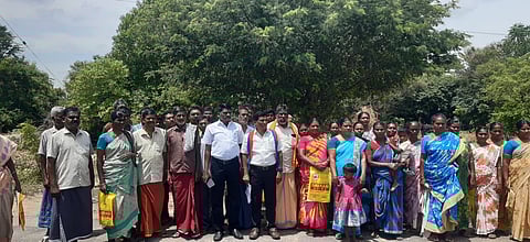 போராட்டத்தில் ஈடுபட்டுள்ள ஆதிதிராவிடர் குடியிருப்பு பகுதி மக்கள். 