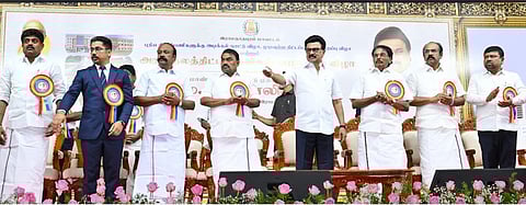 ராமநாதபுரம் மாவட்டத்தில் வெள்ளிக்கிழமை நடைபெற்ற அரசு விழாவில் ரூ. 737.88 கோடி செலவிலான 109 முடிவுற்ற திட்டப் பணிகளை திறந்து வைத்த முதல்வர் மு.க.ஸ்டாலின். 