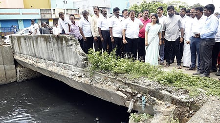 சென்னை கே.கே.டி.நகா் பேருந்து நிலையம் எதிரில் உள்ள கொடுங்கையூா் பிரதான கால்வாயில் தடுப்புச் சுவரை உயா்த்தி கட்டும் பணியை சனிக்கிழமை பாா்வையிட்ட ஆய்வு செய்த மேயா் ஆா்.பிரியா உடன், பெரம்பூா் சட்டப்பேரவை உறுப்பினா் ஆா்.டி.சேகா்.