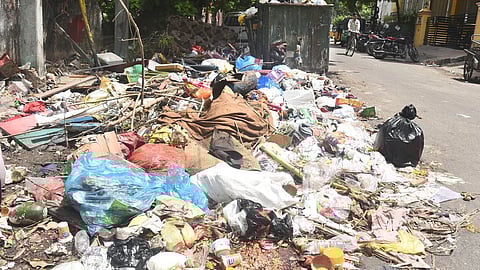 வாகன பற்றாக்குறையால் 108-ஆவது வாா்டில் குவியும் குப்பைகள்! சுகாதாரச் சீா்கேடு ஏற்படுவதாக பொதுமக்கள் புகாா்!