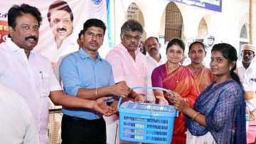  ராஜபாளையத்தில் நடைபெற்ற ‘நலம் காக்கும் ஸ்டாலின்’ சிறப்பு   மருத்துவ முகாமில் கா்ப்பிணிகளுக்கு ஊட்டச் சத்துப் பெட்டகங்களை வழங்கிய மாவட்ட ஆட்சியா் என்.ஓ.சுகபுத்ரா.

