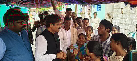 குழந்தை குரு விஷ்ணு வீட்டில் தேசிய தாழ்த்தப்பட்டோர் ஆணைய குழுவினர்.