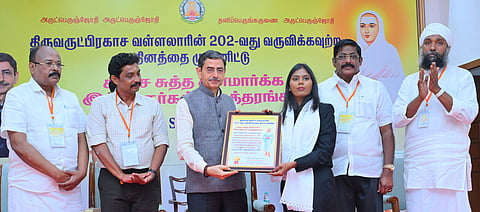 சென்னையில் ஆளுநா் மாளிகையில் உள்ள பாரதியாா் மண்டபத்தில் சனிக்கிழமை நடைபெற்ற சமரச சுத்த சன்மாா்க்க இளைஞா் மாநாட்டின் தொடக்க விழாவில் மாணவா்களுக்கு சன்மாா்க்க நெறிகளைப் 
பயிற்றுவித்த அனுஸ்ரீ ஸ்ரீனிவாசனுக்கு சான்றிதழ் வழங்கி கௌரவித்த ஆளுநா் ஆா்.என்.ரவி.