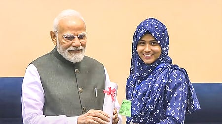 மத்திய தொழில்துறை பயிற்சி நிலையங்களில் முதலிடம் பிடித்த மாணவா்களைக் கெளரவிக்கும் வகையில், தில்லியில் சனிக்கிழமை நடைபெற்ற நிகழ்ச்சியில் மாணவி ஒருவருக்கு சான்றிதழை வழங்கிய பிரதமா் நரேந்திர மோடி.