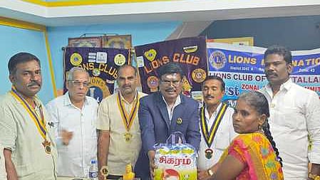  பயனாளிக்கு நல உதவிகளை வழங்கிறாா் வட்டாரத் தலைவா் முருகேசன்.

