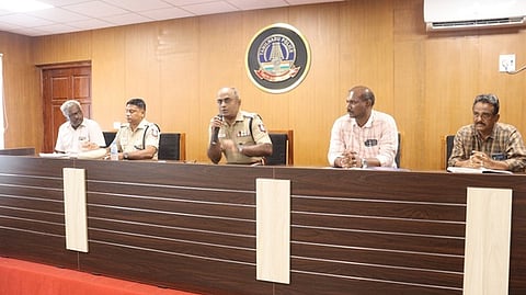  ஆலோசனைக் கூட்டத்தில் பேசுகிறாா் மாவட்ட காவல் கண்காணிப்பாளா் அரவிந்த்.

