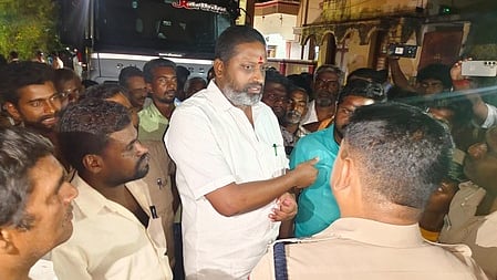 லாரியை சிறைபிடித்து போராட்டத்தில் ஈடுபட்ட மக்கள்