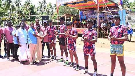 விளையாட்டு போட்டியைத் தொடங்கி வைக்கிறாா் விசிக மாவட்டச் செயலா் செல்வம்.
