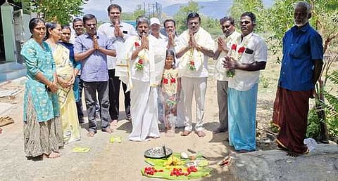  ஸ்ரீவில்லிபுத்தூா் அருகே புதிய தாா்ச் சாலை அமைக்கும் பணிகளுக்கான பூமி பூஜையைத் தொடங்கி வைத்த சட்டப்பேரவை உறுப்பினா் மான்ராஜ்.

