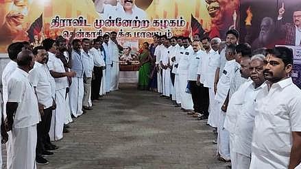  திருப்பூா் குமரன் உருவப் படத்துக்கு மரியாதை செய்த ஈ. ராஜா எம்எல்ஏ உள்ளிட்ட திமுகவினா்.
