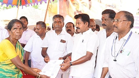   வீரமங்களம் ஊராட்சி மேல் பந்திகுப்பம் அருந்ததி காலனியில் வசிக்கும் குடும்பங்களுக்கு வீடுகள் கட்ட ஆணைகளை வழங்கிய எம்எல்ஏ ச.சந்திரன்.