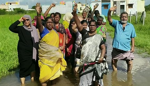 பெருமாள்பட்டு  ஊராட்சி எஸ்.வி. நகா் பகுதி சாலையில் குளம்போல் தேங்கிய மழைநீரில் செல்லும் மக்கள்.  