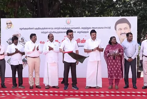 பழங்குடியின மாணவர்கள் பள்ளி செல்ல வாகனங்களை முதல்வர் ஸ்டாலின் கொடியசைத்து தொடக்கிவைத்தார்