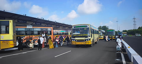 புதிய பேருந்து நிலையத்தில் நிறுத்தப்பட்டிருக்கும் புறநகர் பேருந்துகள். 