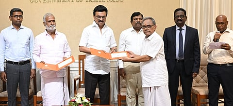 கோயில் பணியாளர்களுக்கு உயர்த்தப்பட்ட ஓய்வூதியத்தை வழங்கிய முதல்வர் ஸ்டாலின். 
