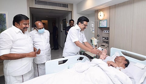 வைகோவை சந்தித்து உடல்நலம் விசாரித்த முதல்வர்.