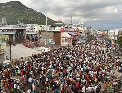  திருவண்ணாமலையில் திங்கள்கிழமை கிரிவலம் சென்ற பக்தா்கள்.