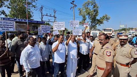 மணலியில் உள்ள சிபிசிஎல் தொழிற்சாலையில் உள்ளூர் மக்களுக்கு வேலைவாய்ப்பு வழங்க வேண்டும் என அதிமுக முன்னாள் எம்எல்ஏ கே குப்பன் தலைமையில் கண்டனம் ஆர்ப்பாட்டம் நடத்திய 50 பேர் கைது. 
 