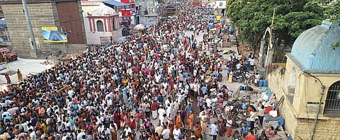  திருவண்ணாமலையில் 2-ஆவது நாளாக செவ்வாய்க்கிழமை கிரிவலம் சென்ற பக்தா்கள். 