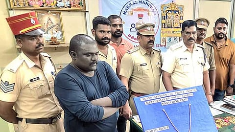 பெண்ணிடம் 6 பவுன் நகை பறித்தவா் கைது